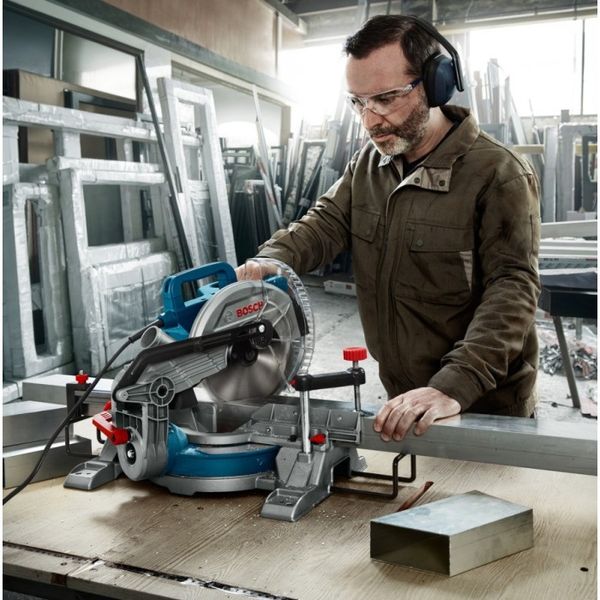 Торцювальна пила Bosch GCM 216 Professional (1.3 кВт, 216 мм) (0601B33000) 0601B33000 фото