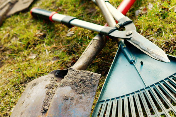 Осінній догляд за садовим інструментом: Як зберігати обладнання взимку
