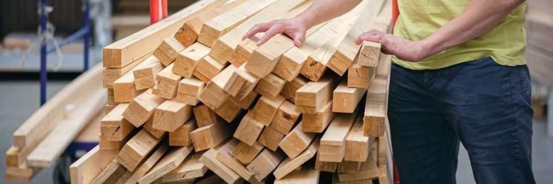 Дерев’яний брус: види, сфери застосування, розміри та ціни