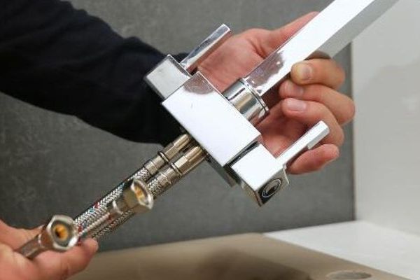 Як самостійно встановити змішувач на кухні