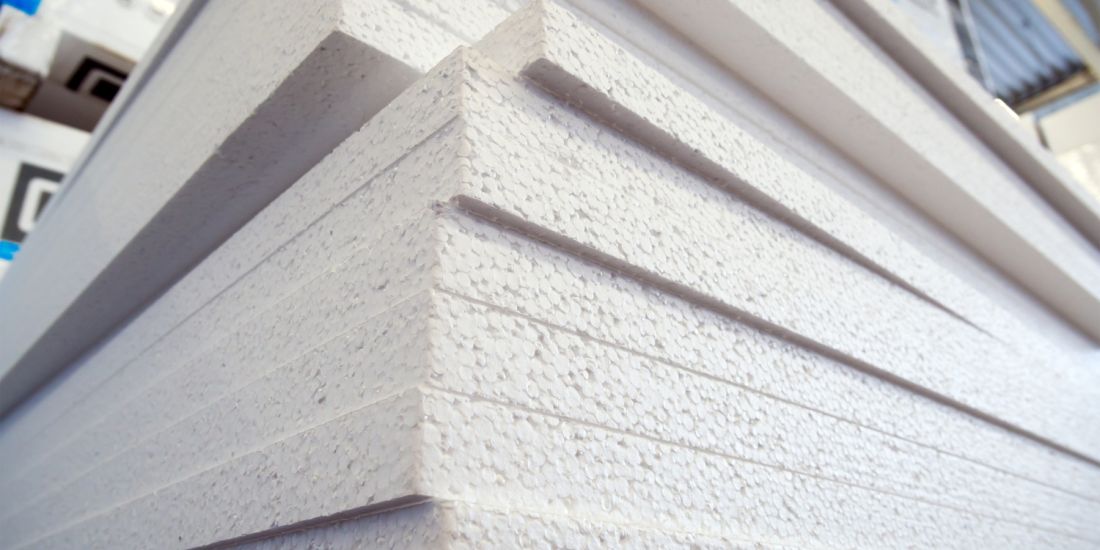 Чем утеплить фасад: минеральной ватой или пенопластом?