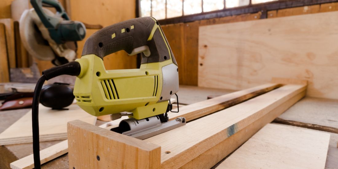 Топ бюджетных электролобзиков: Рейтинг недорогих и надежных моделей