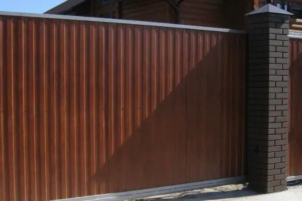 Огорожа із профнастилу своїми руками: створіть надійну огорожу з урахуванням усіх деталей