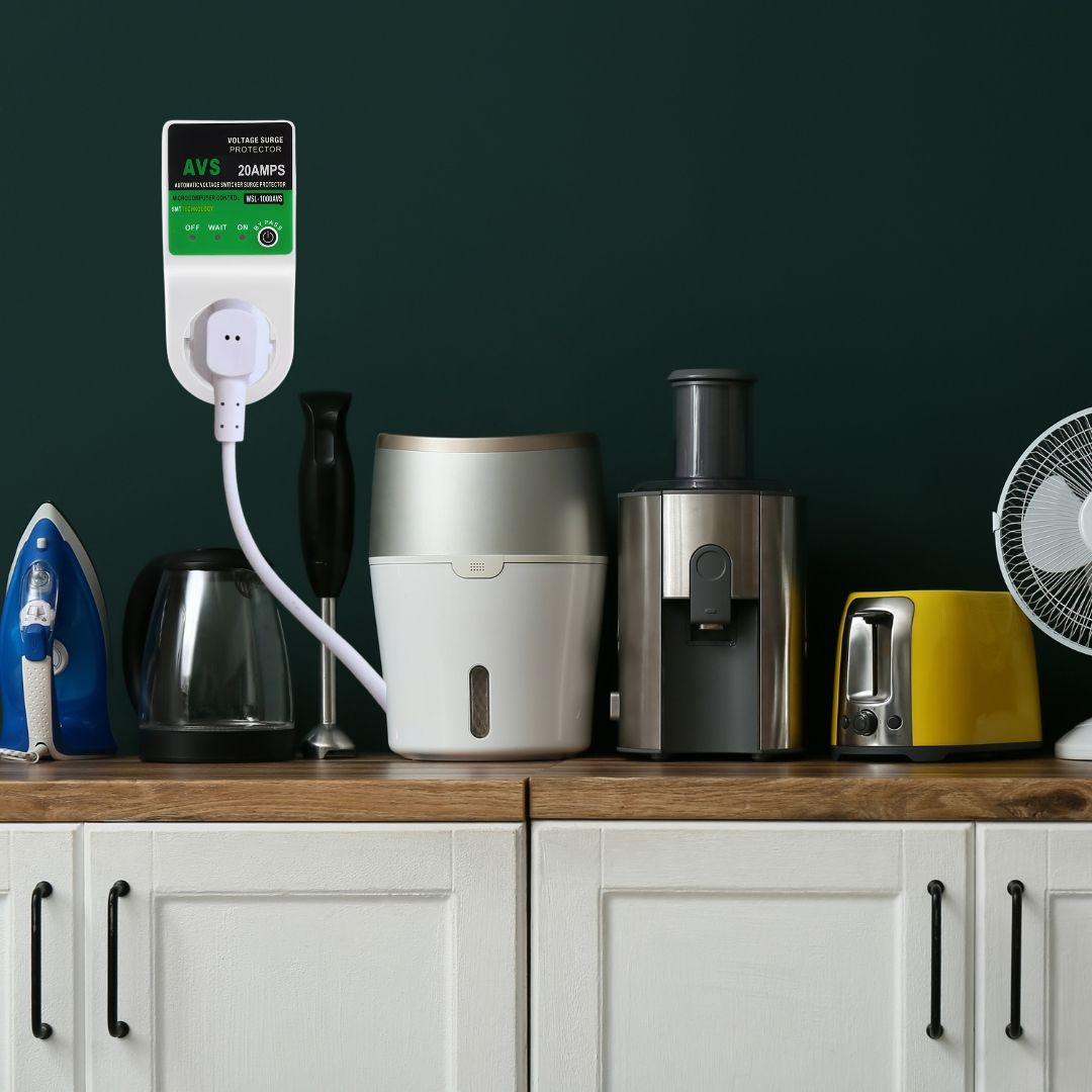 Автоматичне захисне реле в розетку AVS 20А 170–260В відсікач напруги WSL-1000AVS