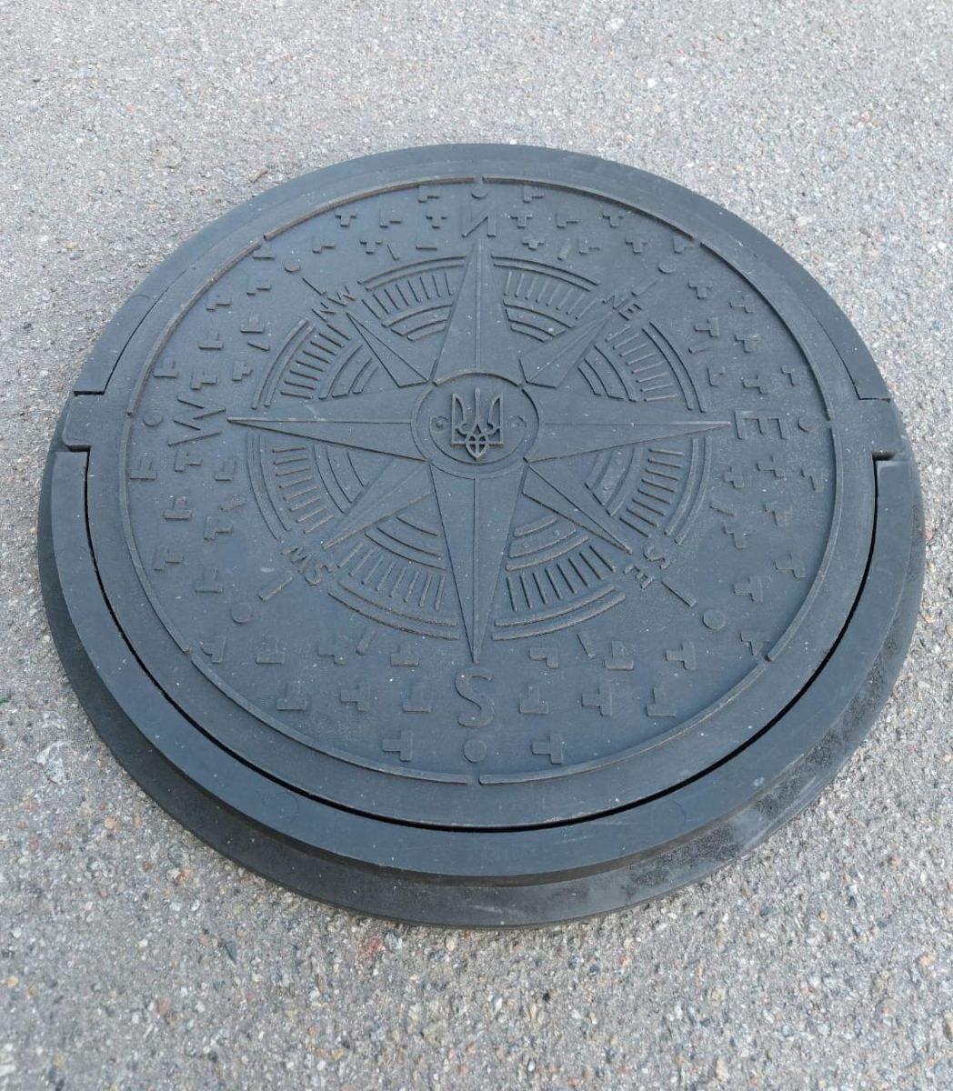 Люк садовый полимерпесчаный канализационный "УКРАИНА" черный, 17 кг, d=735 мм (1,5т)