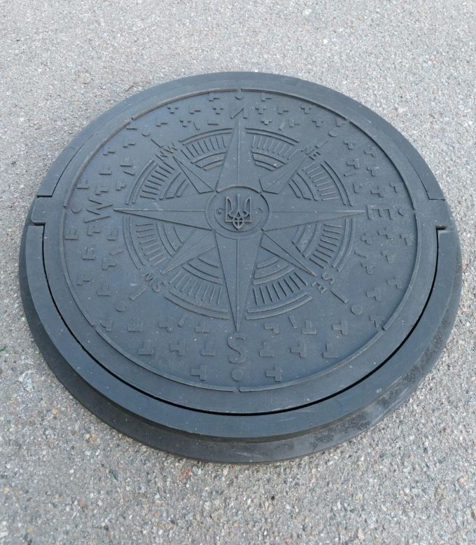 Люк садовый полимерпесчаный канализационный "УКРАИНА" черный, 17 кг, d=735 мм (1,5т)