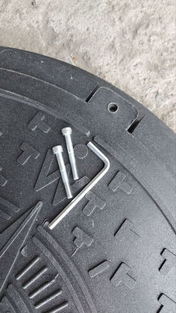 Люк садовый полимерпесчаный канализационный "УКРАИНА" черный, 17 кг, d=735 мм (1,5т)