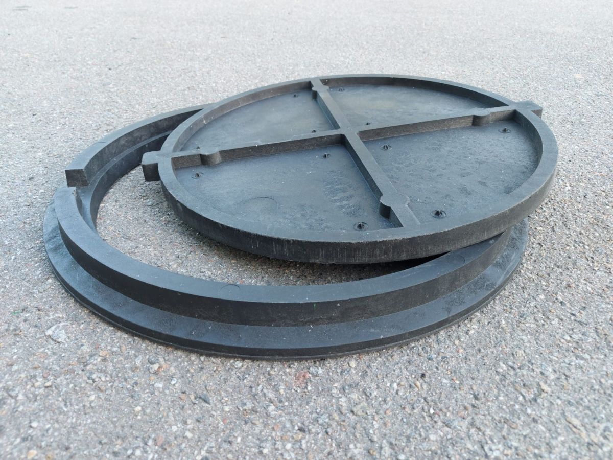 Люк садовый полимерпесчаный канализационный "УКРАИНА" черный, 17 кг, d=735 мм (1,5т)