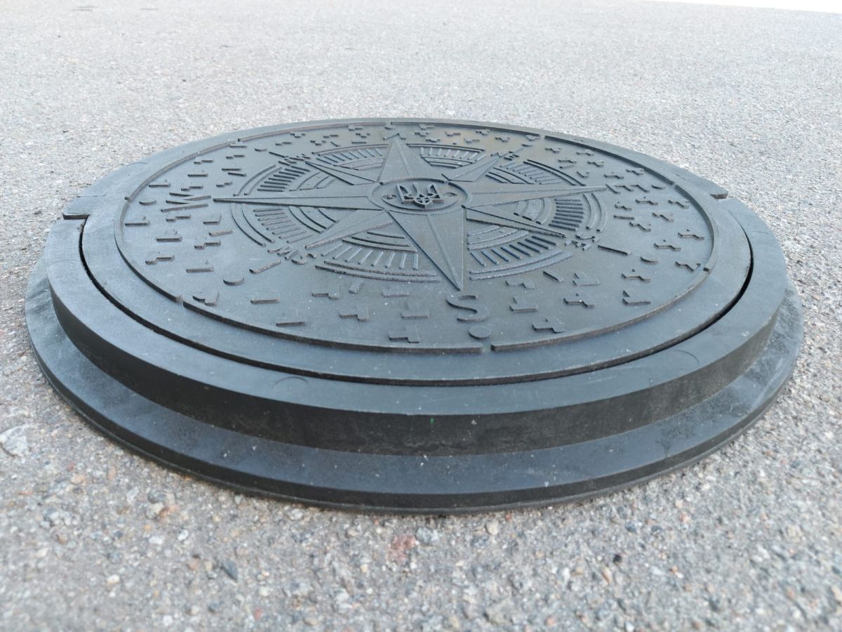 Люк садовый полимерпесчаный канализационный "УКРАИНА" черный, 17 кг, d=735 мм (1,5т)