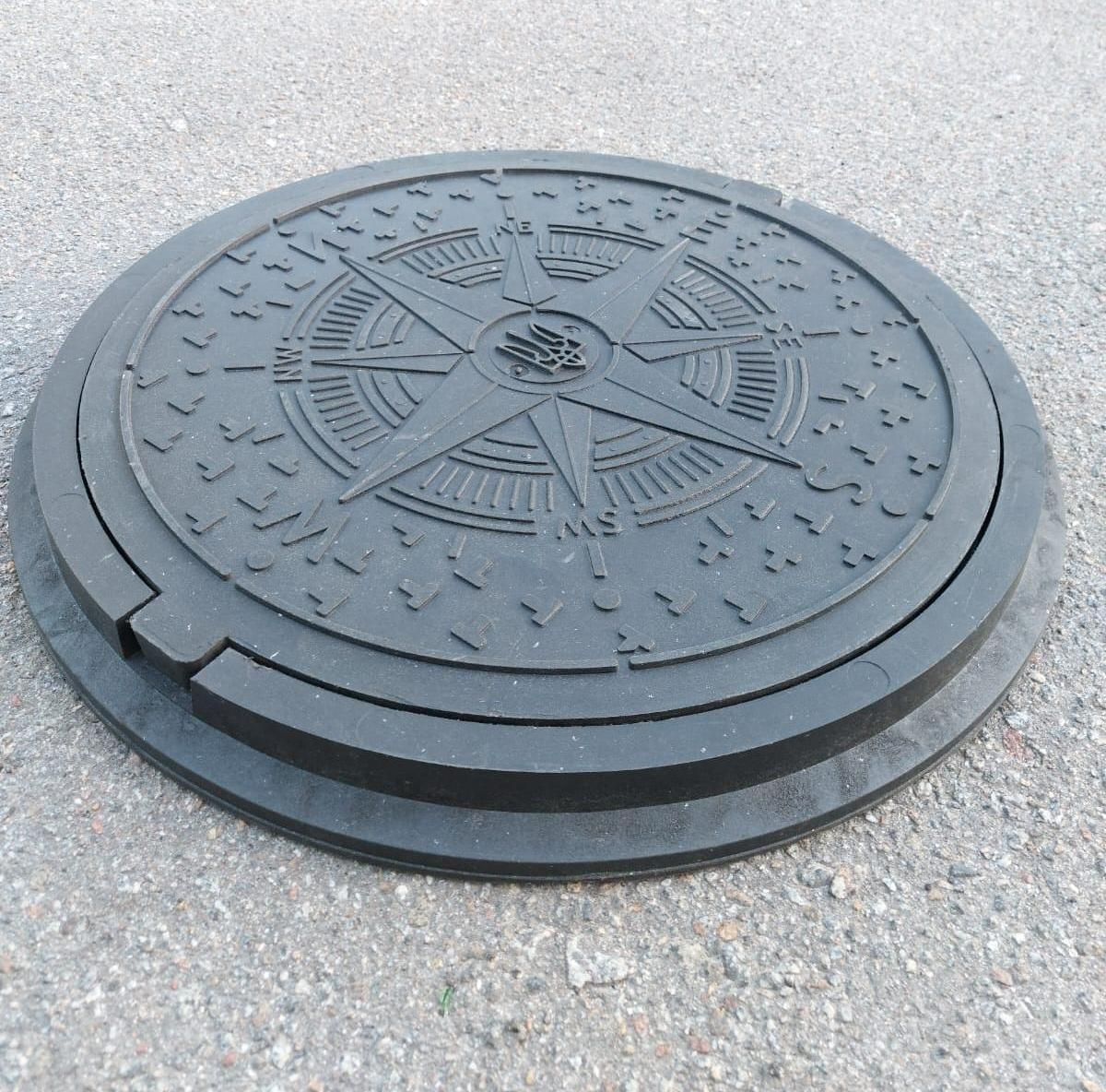 Люк садовый полимерпесчаный канализационный "УКРАИНА" черный, 17 кг, d=735 мм (1,5т)