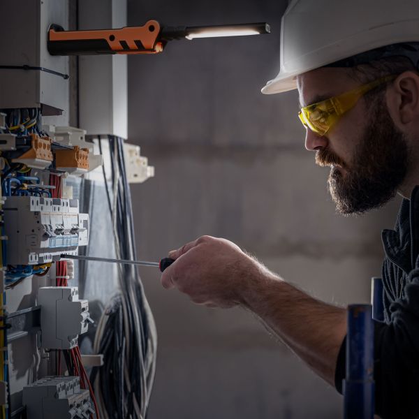 Портативний багатофункціональний ліхтарик VIDEX VLF-M044UV 400Lm 4000K