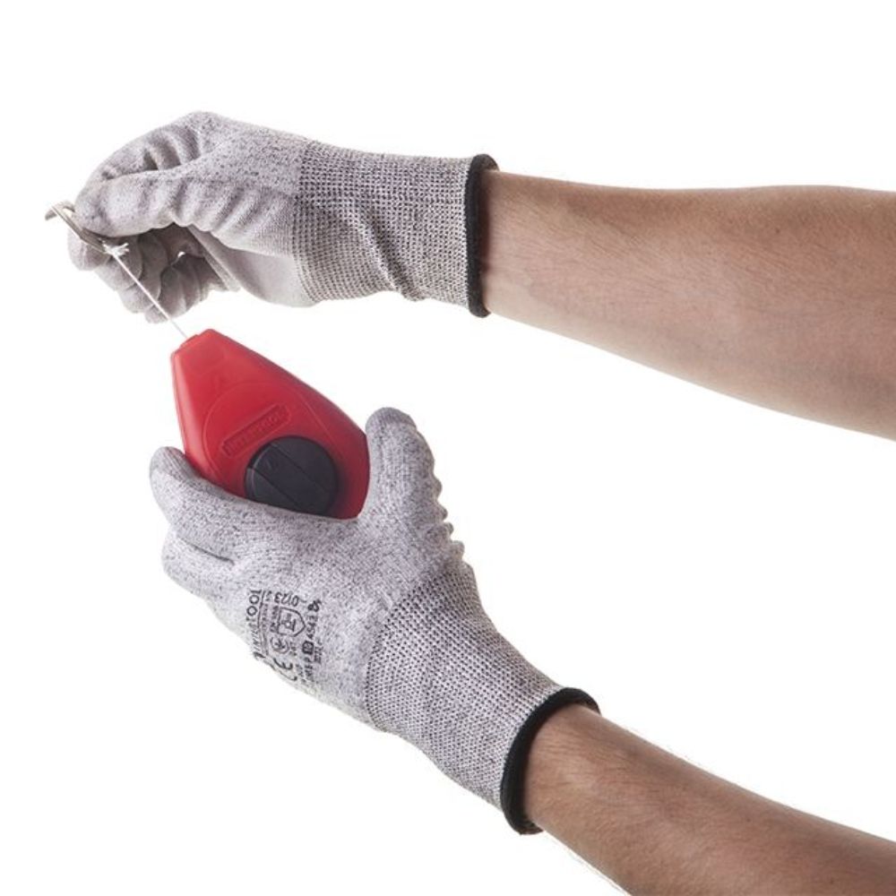 Комплект: шнур розмічальний, коректор 115г, шнуровий рівень 3в1